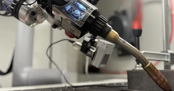 HeatCam thermal camera mounted next to the MIG torch on a robot arm, the HeatCore Basic set-up